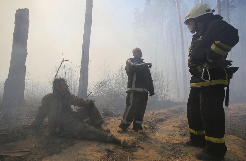 Силни ветрове докараха над украинската столица Киев дим от горящите