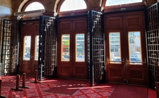 Премахнаха металните решетки на вратите на Народното събрание