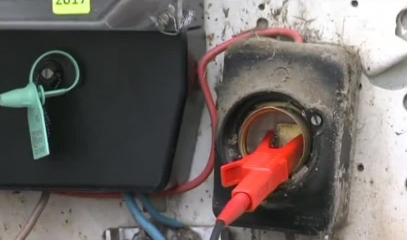 Спален фургон на работници се снабдява с ток от собственик