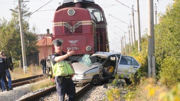 Влак блъсна кола на жп прелез в Старозагорско, има жертва