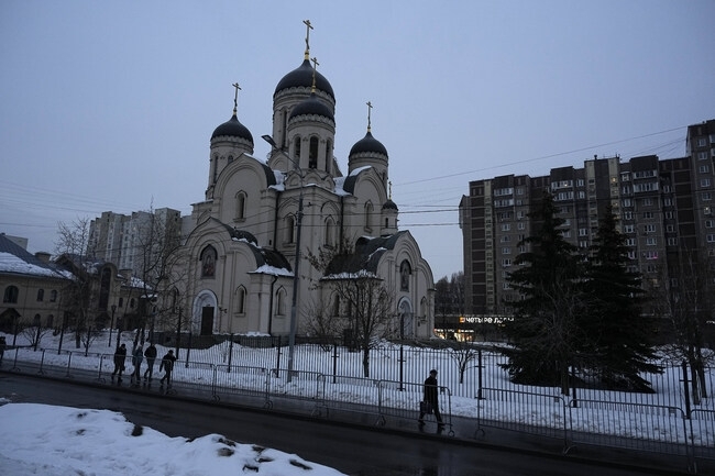 Над 1000 души са се събрали край църквата в Москва,