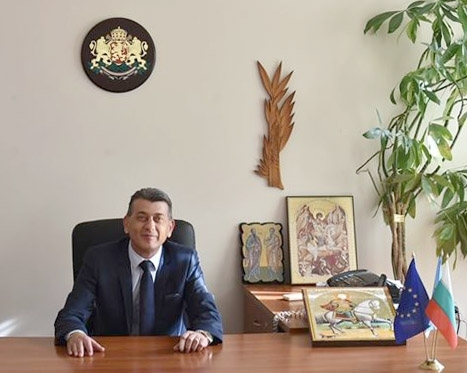 С медал Заслужил учител и Почетна грамота кметът д р Георги