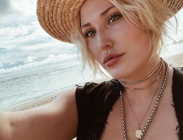 Хейли Хаселхоф дъщерята на известния актьор от Спасители на плажа