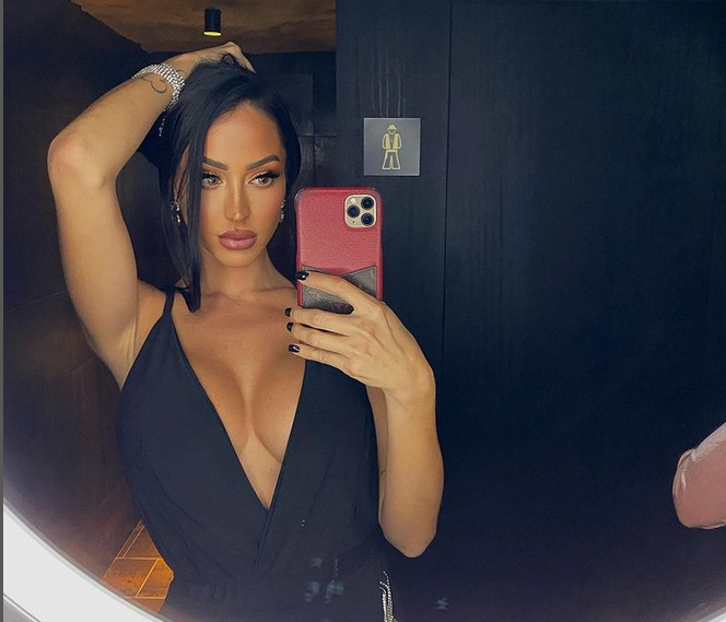 Надарената Аура Руис не спира да да радва мъжете в