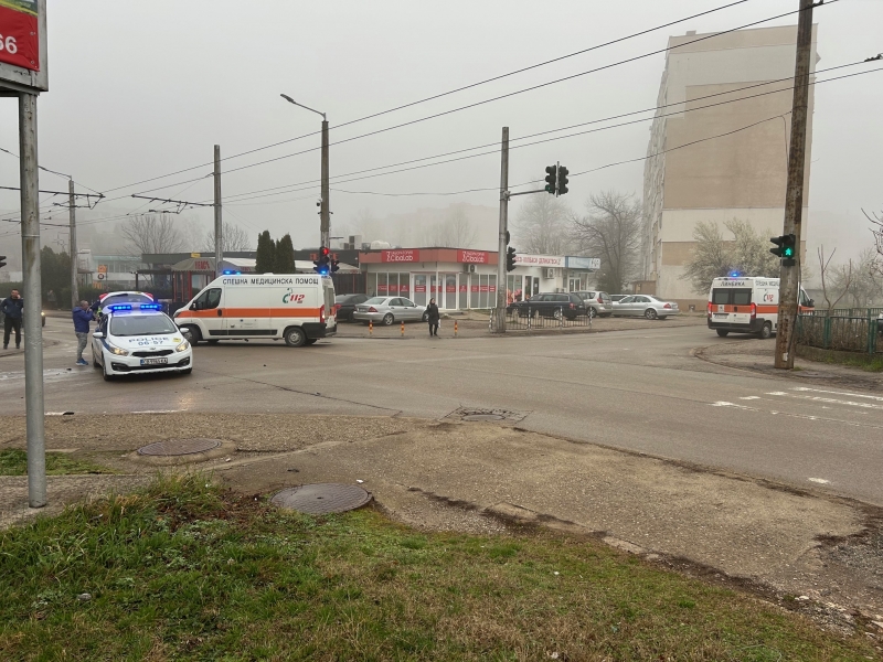 Двама души пострадаха при тежка катастрофа във Враца видя отново