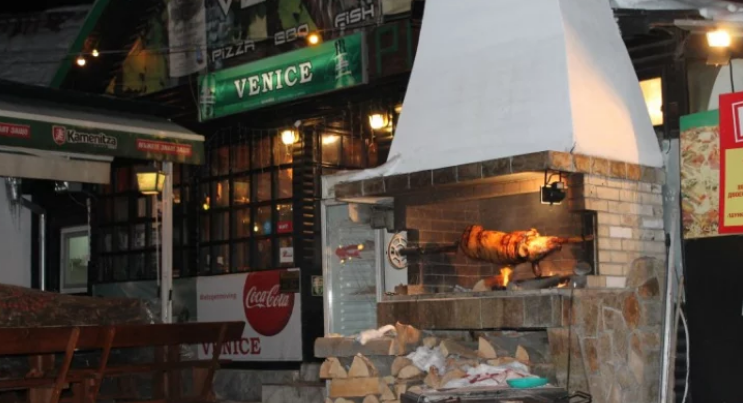 Нагли апаши са нападнали голяма пицария в Боровец и са