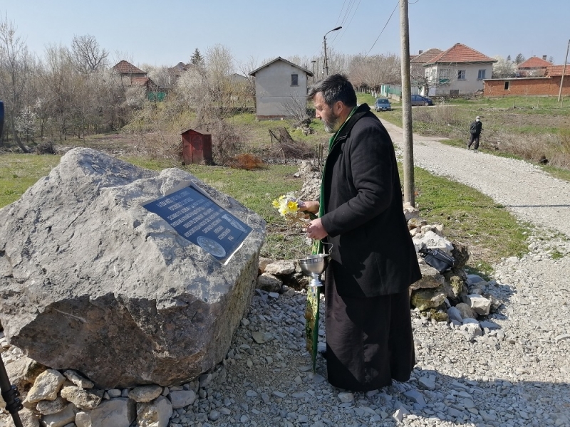 Изпълнено: Красимир Богданов откри паметник на Рогозенското съкровище ...