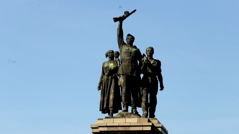 Една от фигурите на Паметника на Съветската армия беше боядисана