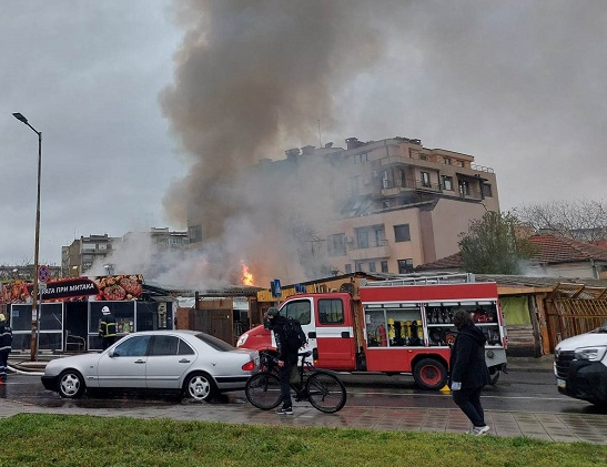 Пожар избухна в Мездра, вдигна огнеборци накрак