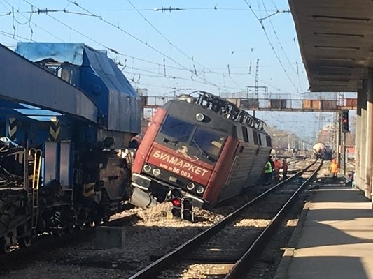 Вагон на товарен влак с фосфорна киселина е дерайлирал край