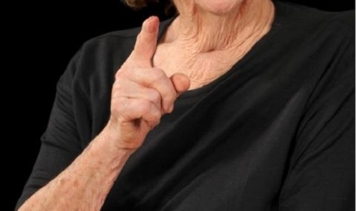 Баба побягта с кутия дрога когато териториални полицаи дошли да