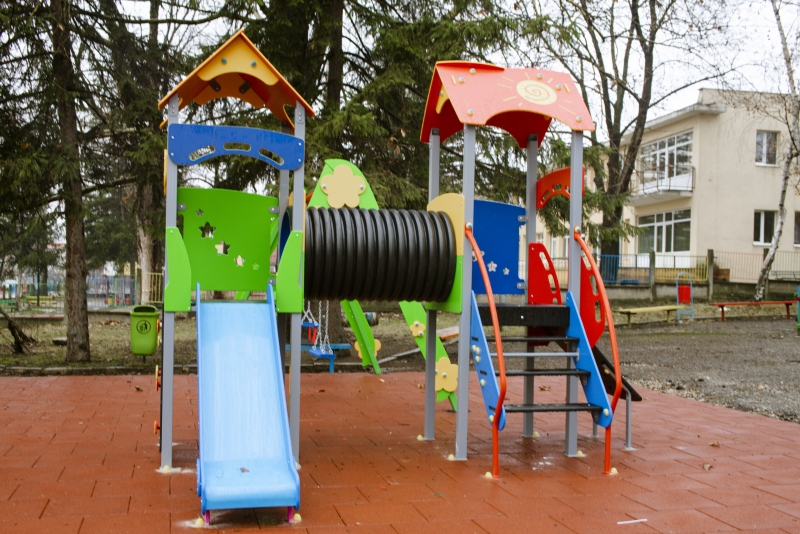 Приключи обновяването на четири детски площадки в Мездра съобщиха от