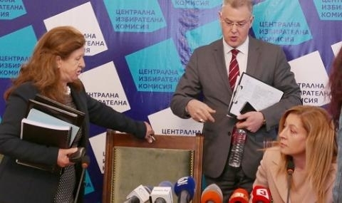 Преди минути в ЦИК бяха изтеглени номерата в бюлетините при