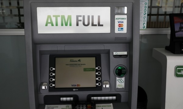 Четирима български граждани са арестувани на остров Бали за скимиране