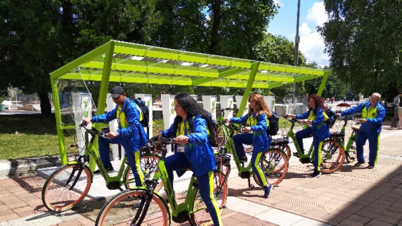 Петима инспектори които се грижат за опазване на реда и