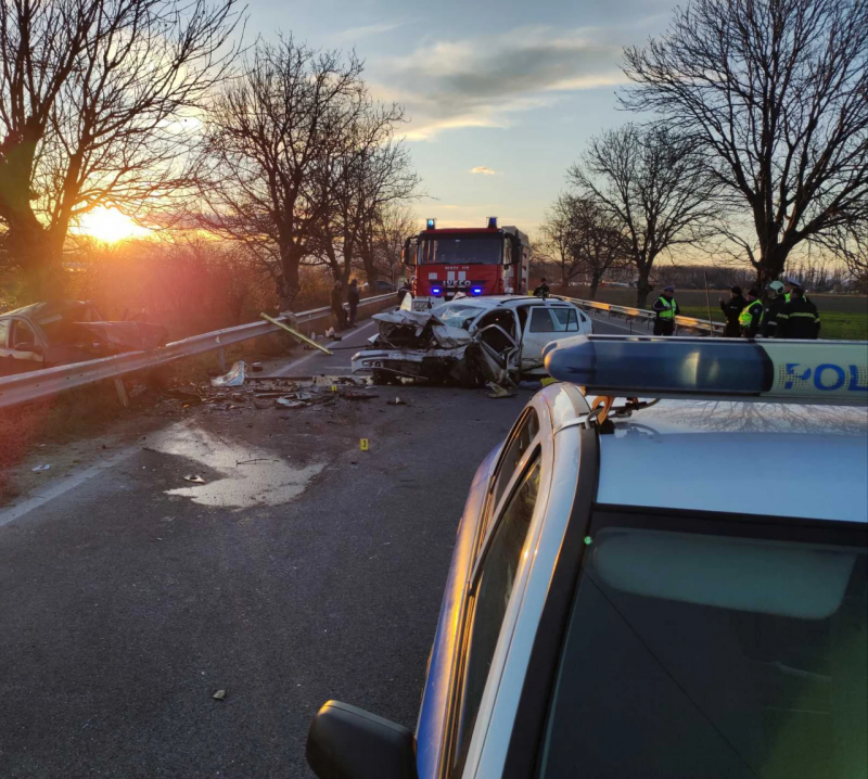 Четирима души са загинали при челния сблъсък между два автомобила