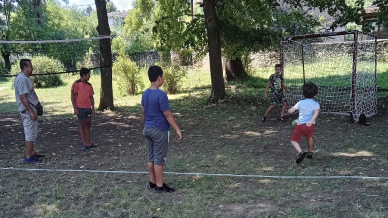 Ново игрище за хандбал футбол и волейбол има в мездренското