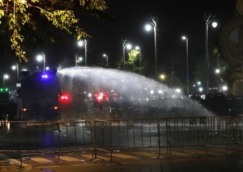 Десетки бяха ранени и арестувани в тайландската столица Банкок след