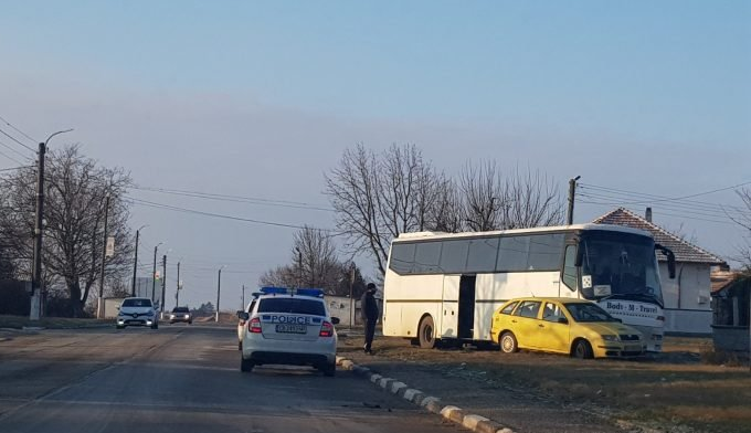 Автобус и такси се удариха в козлодуйското село Хърлец, видя