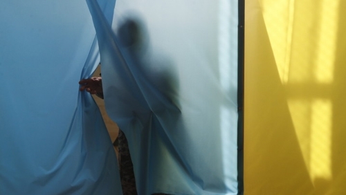 Украйна провежда днес балотаж на изборите за президент До него