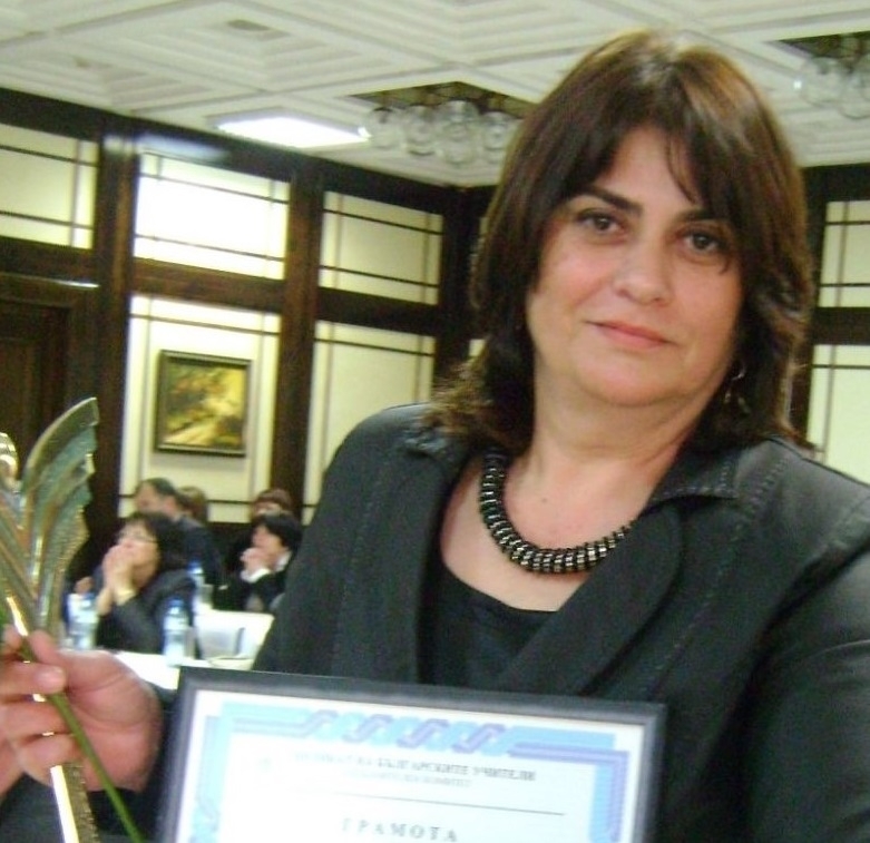 Милена Иванова е старши учител по български език и литература