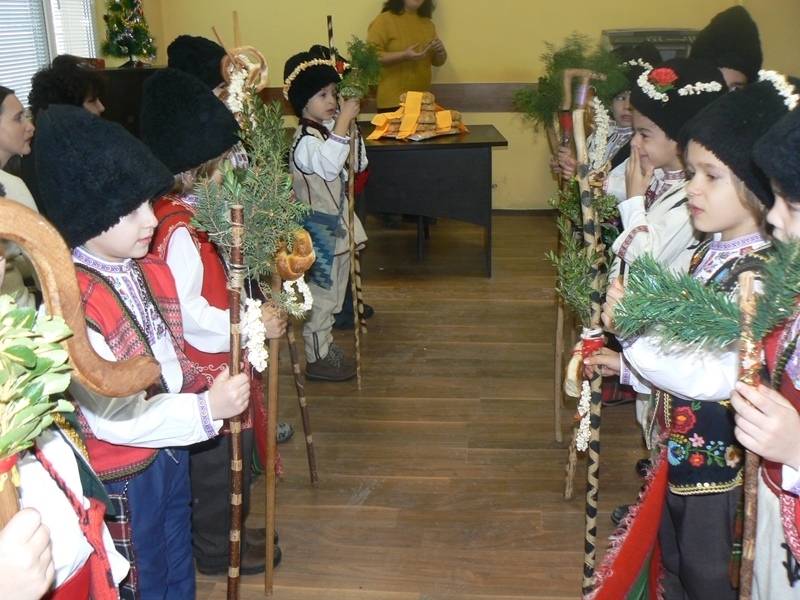 Добри гости коледари посрещнаха тази сутрин видинските полицаи Усмихнати и с