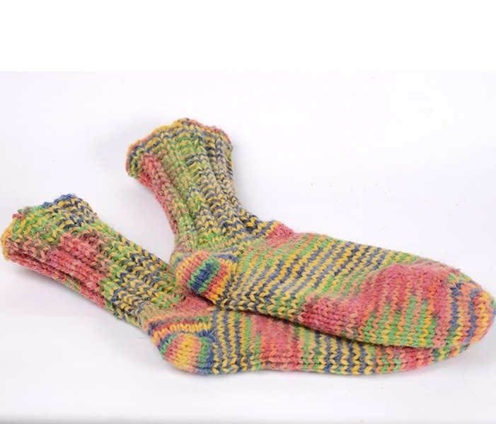 Баби изплетоха 40 чифта вълнени чорапи, а инициативата да помогнат
