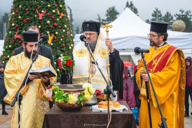 Площад Христо Ботев във Враца оживя с празнично настроение и