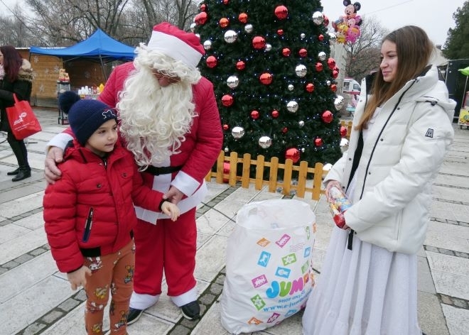 Дядо Коледа раздаде подаръци на малчуганите в Лом /снимки/