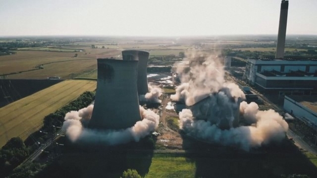 Електроцентрала във Великобритания беше взривена зрелищно с контролирана експлозия Камера