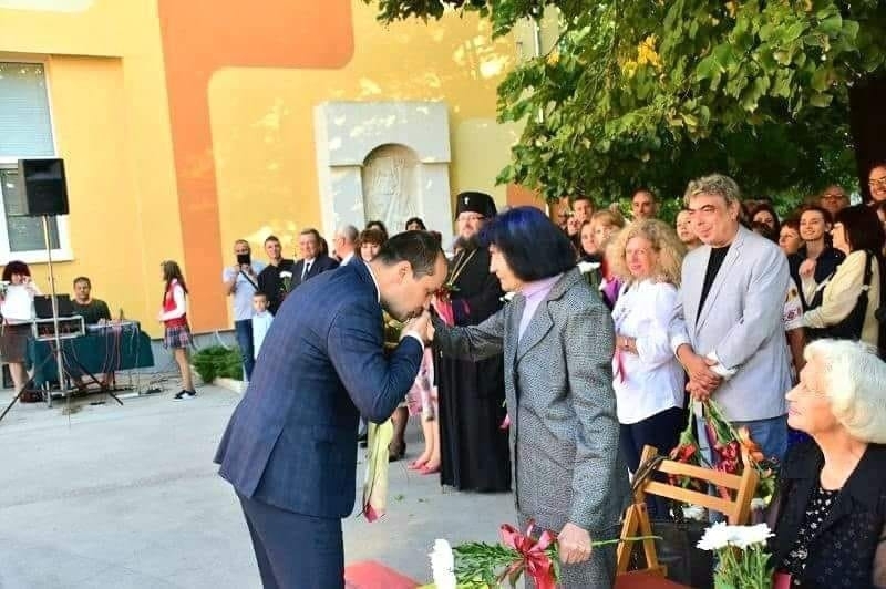 Калин Каменов сподели снимка с първата си учителка