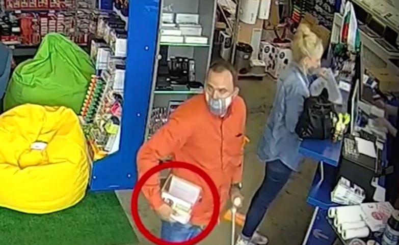 Развръзка: Арестуваха крадците на кутията за болно дете в Плевен ...