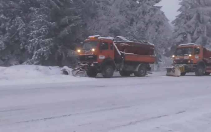 Зимата се завърна с пълна сила На прохода Петрохан снежната