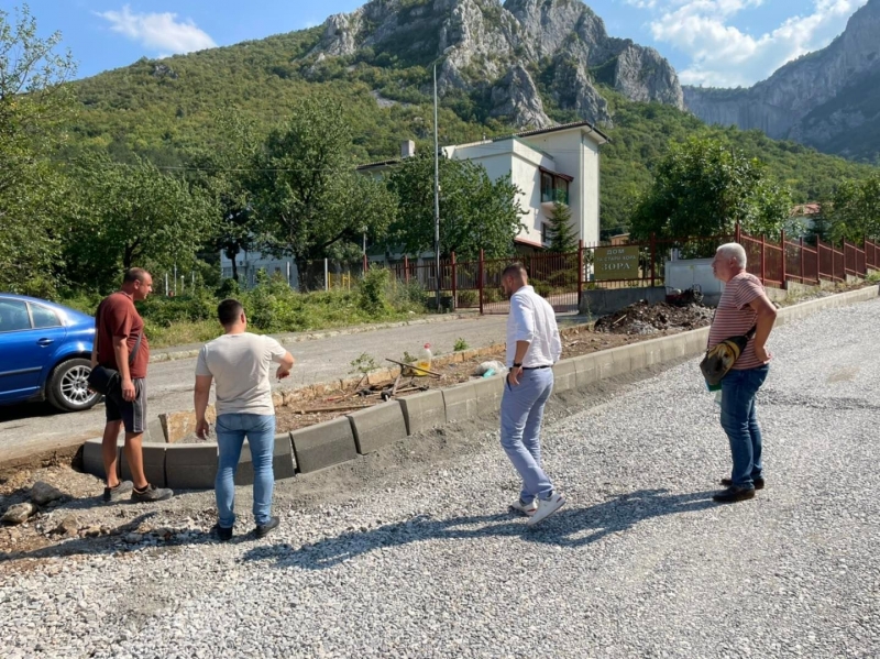 Със средства от бюджета на Община Враца се обновява пътната