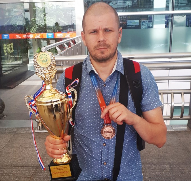 Петьо Опров заварчик в Специализирано поделение Извеждане от експлоатация