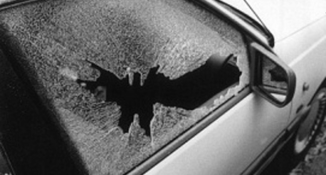 Мъж е счупил стъклото на автомобил в Козлодуй съобщиха от