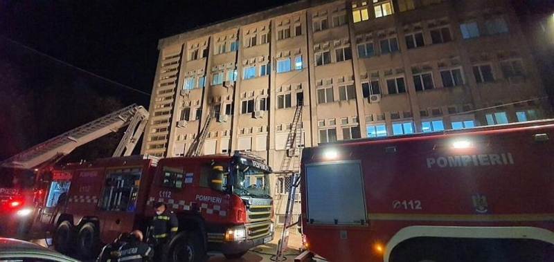 Най малко 10 души загинаха снощи в пожар в болница в