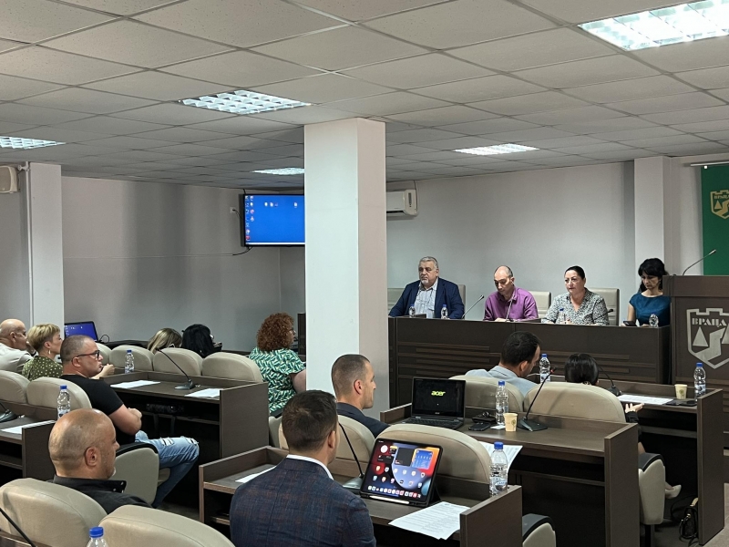 Председателят на Общинския съвет във Враца д р Владимир Христов излиза