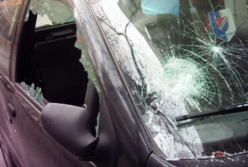 Полицията издирва вандал, потрошил два автомобила на жена във Видинско,