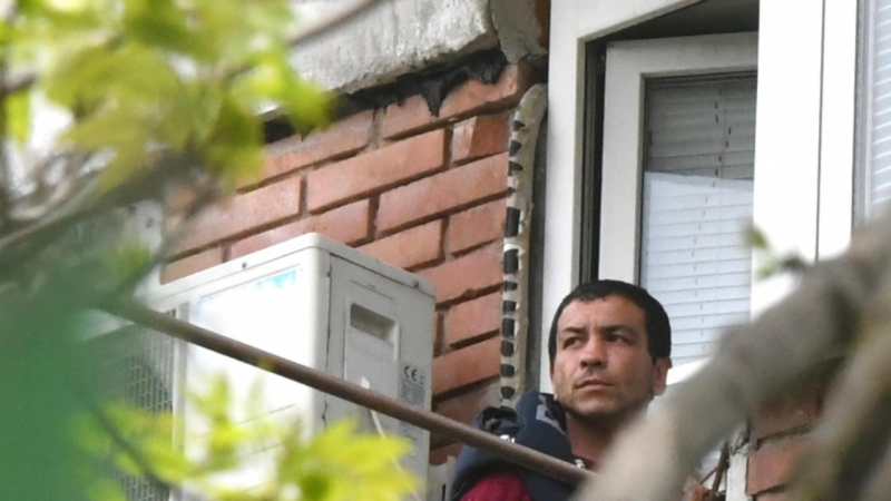 Напрежение и подписка за изселване на мъжа който се барикадира