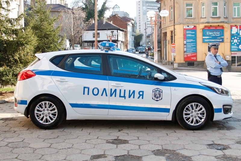 Шофьор на мотор е заловен от полицията да кара без