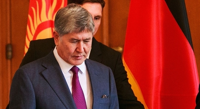 Бившият президент на Киргизстан Алмазбек Атамбаев е задържан предаде лента ру