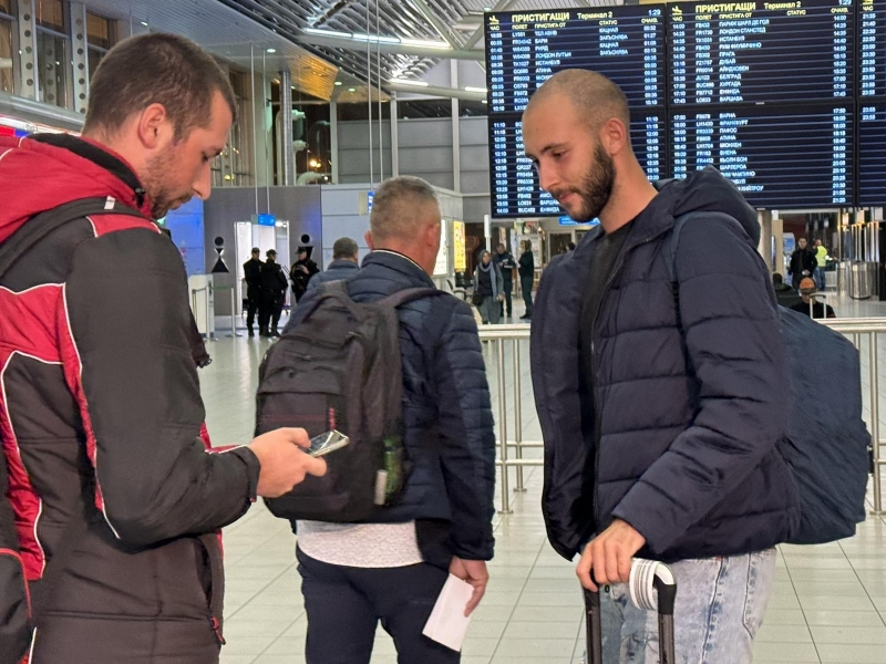 Четирима от българските моряци от кораба Рожен се завърнаха у