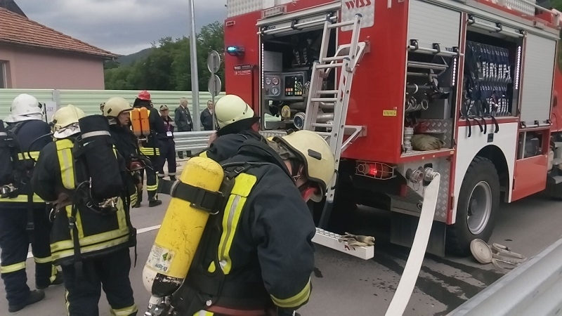 Голям пожар е вилнял в бояджийски цех във Видин съобщиха