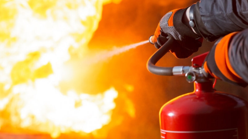 Мъж е пострадал при пожар в жилището си във Вършец