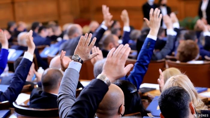 Заседанието на парламента беше прекратено след близо 18 часа дебати