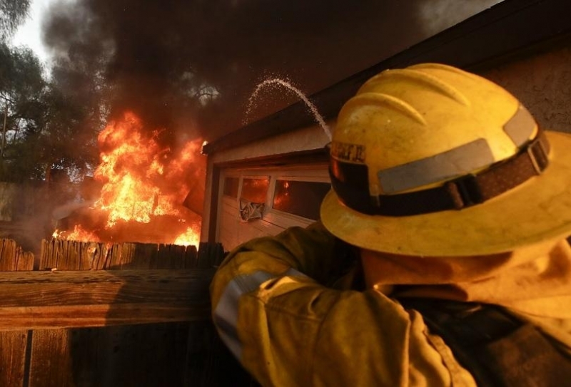 Пожарите в Калифорния продължават да се разрастват, заради ниската влажност