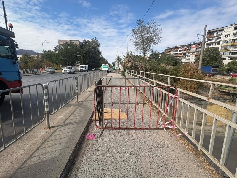 Тотално безхаберие! Опасна дупка зеи във Враца, от Общината я „обезопасиха“ по гениален начин /снимки/