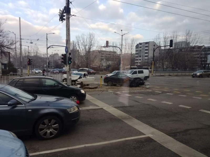 Две коли се сблъскаха челно на кръстовище в София /снимки/