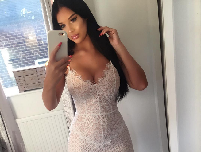 Елизабет Джорджина е модел и инфлуенсър Тя се занимава и активно